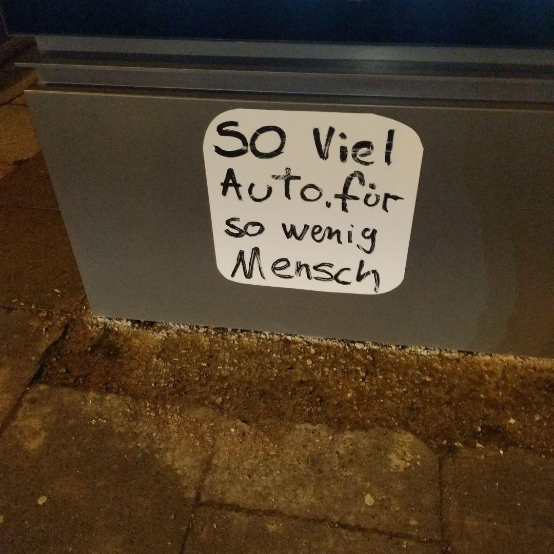 Streetart auf Werbeanzeige in Hamburg: "So viel Auto für so wenig Mensch."
