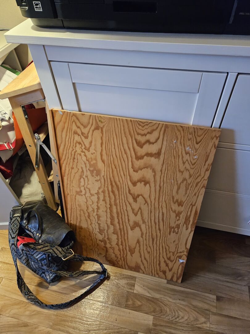 My old tabletop drawing stand, made out of plywood. A dumpster diving find I'll keep, and possibly integrate in the new desk.