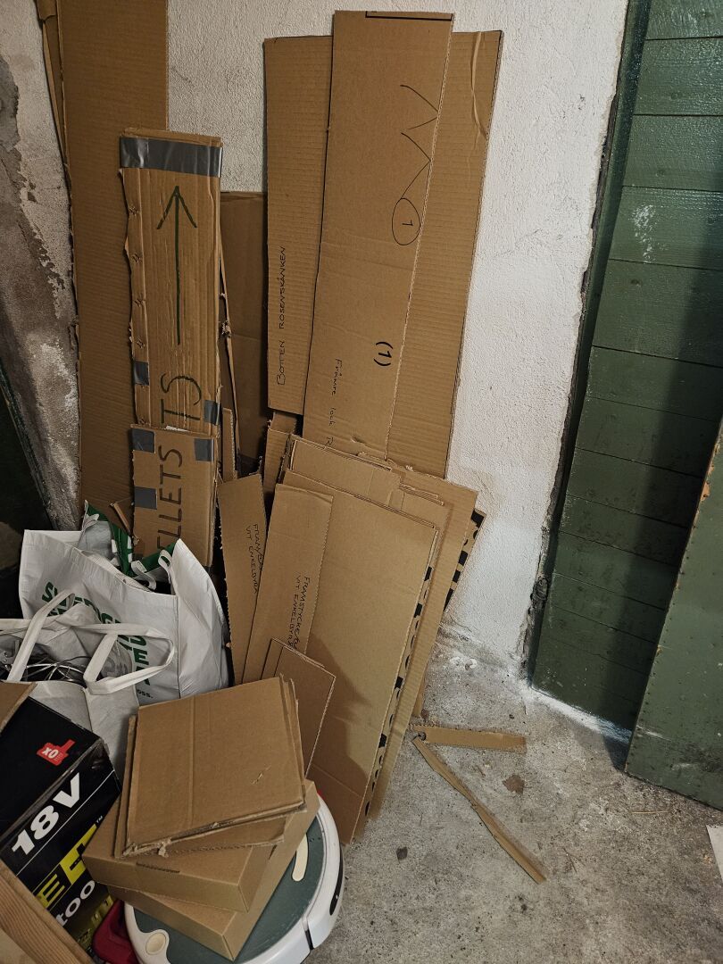 The pieces for my floor boxes, stored in my cellar. Due to time and gravity the longer parts are sagging.