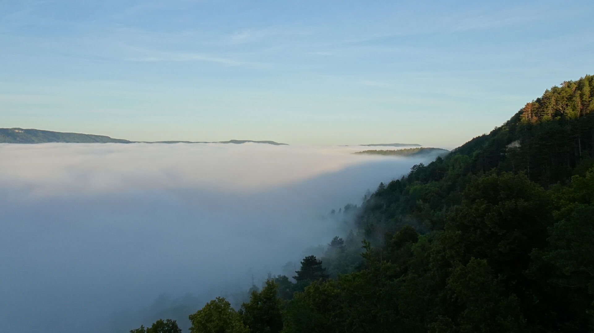 Treffurt ist im Morgennebel verschwunden - Blick von der Burg Normannstein