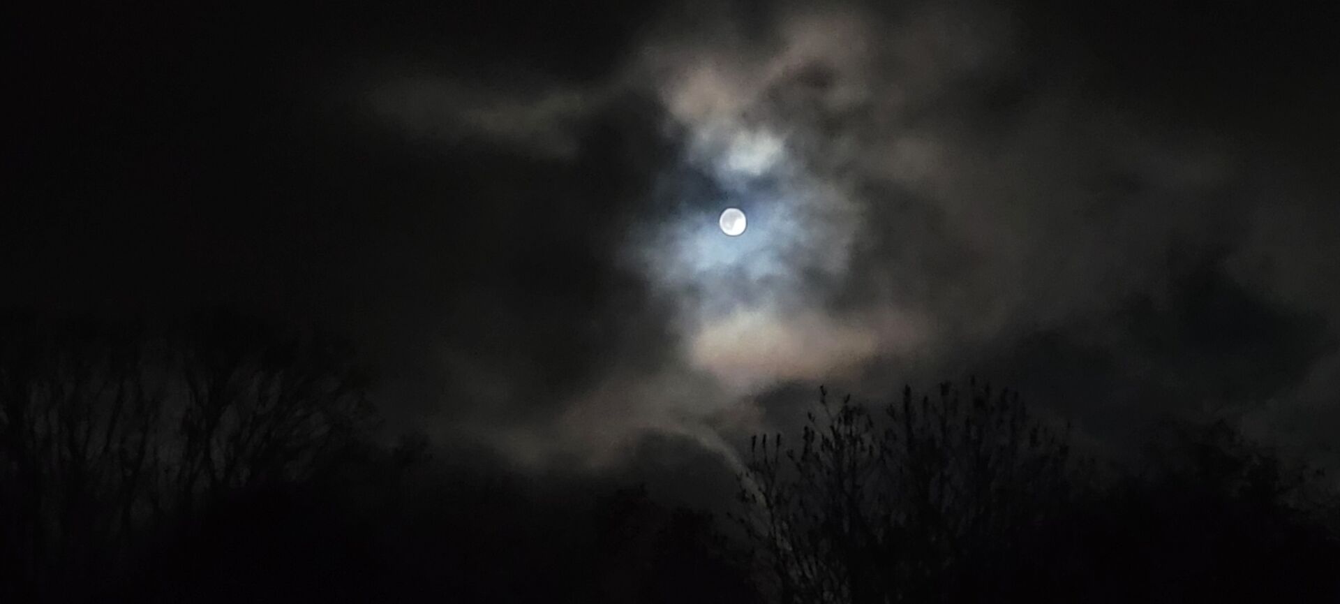 Full moon amongst clouds.