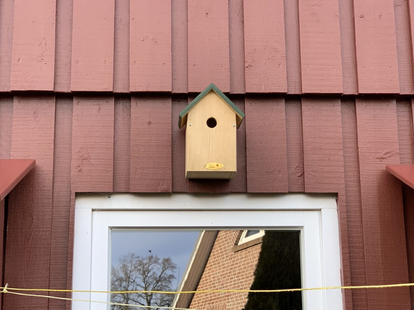 Vogelhaus an Holzhauswand.