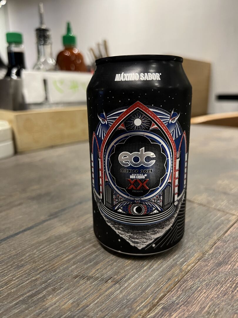 A soda can showing a logo (edc) and the text saying "Maximo Sabor"