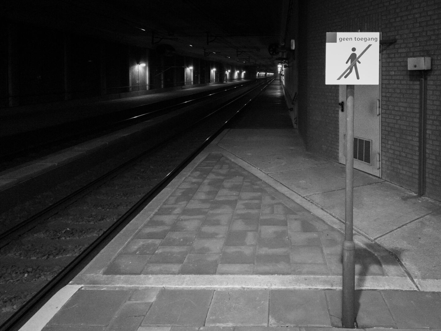 Bordje verboden toegang voor een donkere treintunnel.