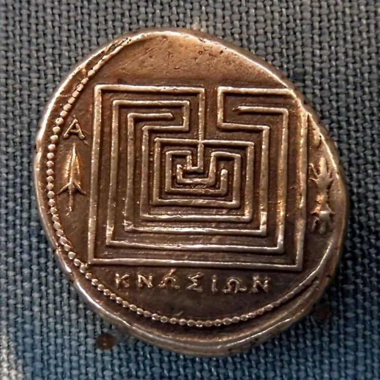 Im Münzkabinett des Kunsthistorischen Museums Wien gibt es diese Silbermünze von Knossos mit der Darstellung des 7-gängigen Labyrinths aus der Zeit um 350 v. Chr..