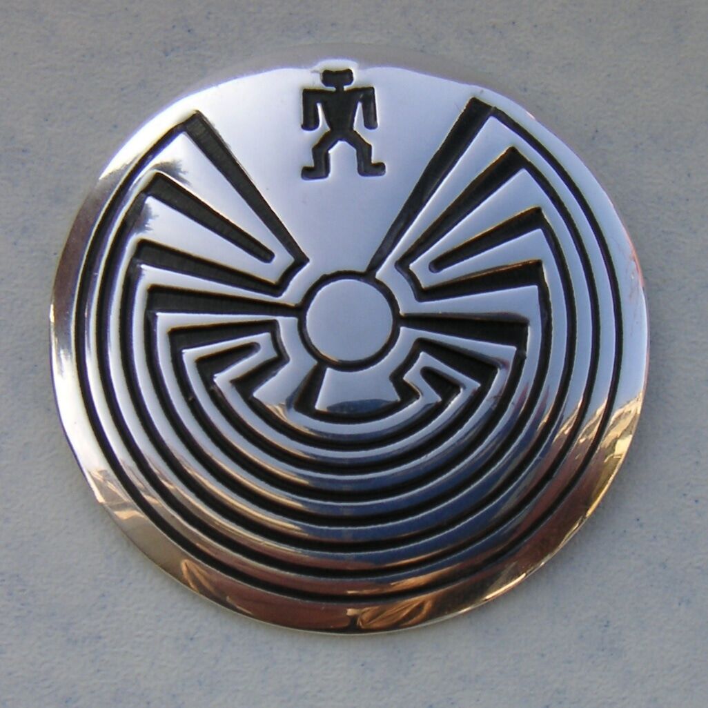 Das Man-in-the-Maze Labyrinth auf einer Plakette.