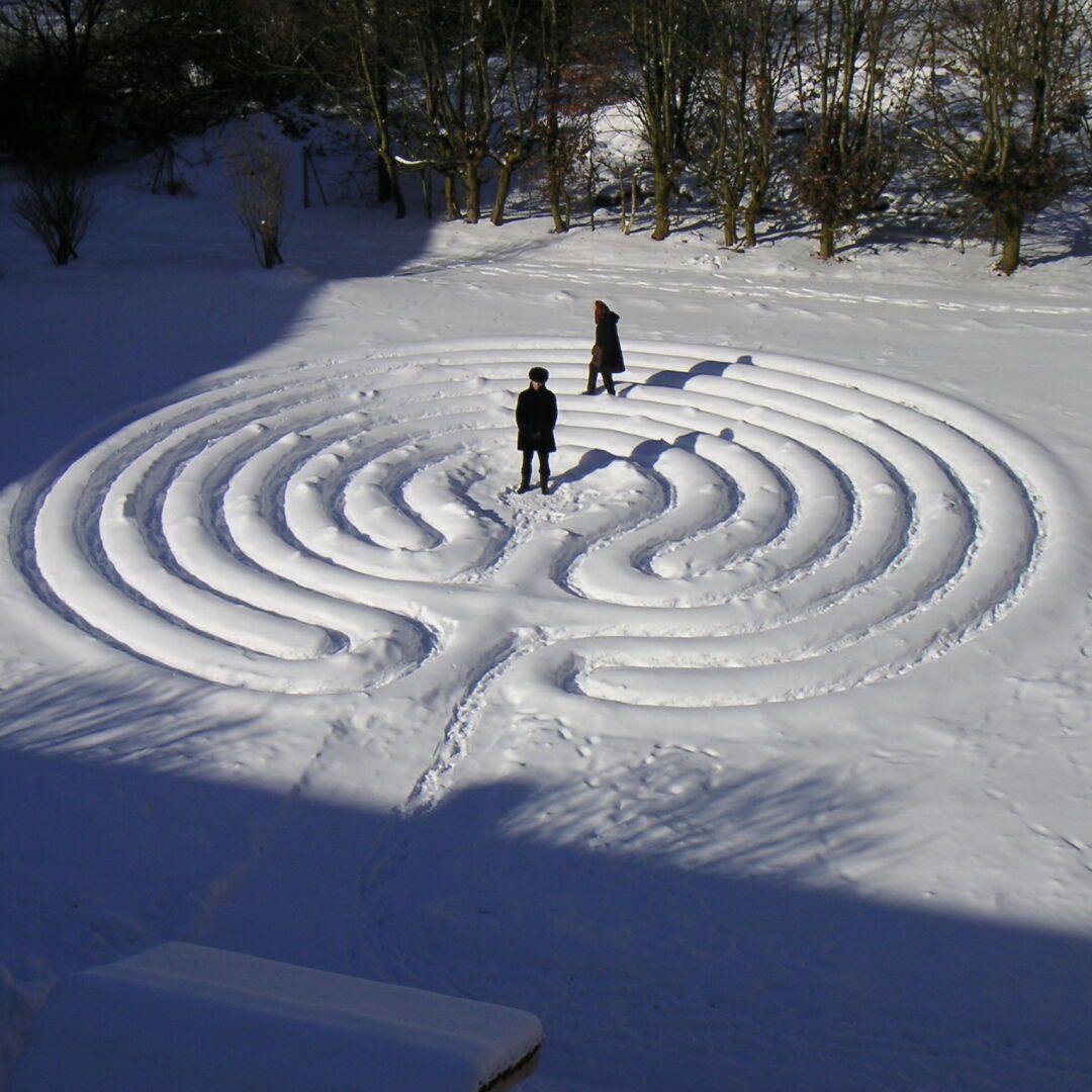 Das Labyrinth am Benediktushof  in Holzkirchen bei Würzburg an einem sonnigen Sonntag im Jahr 2005.