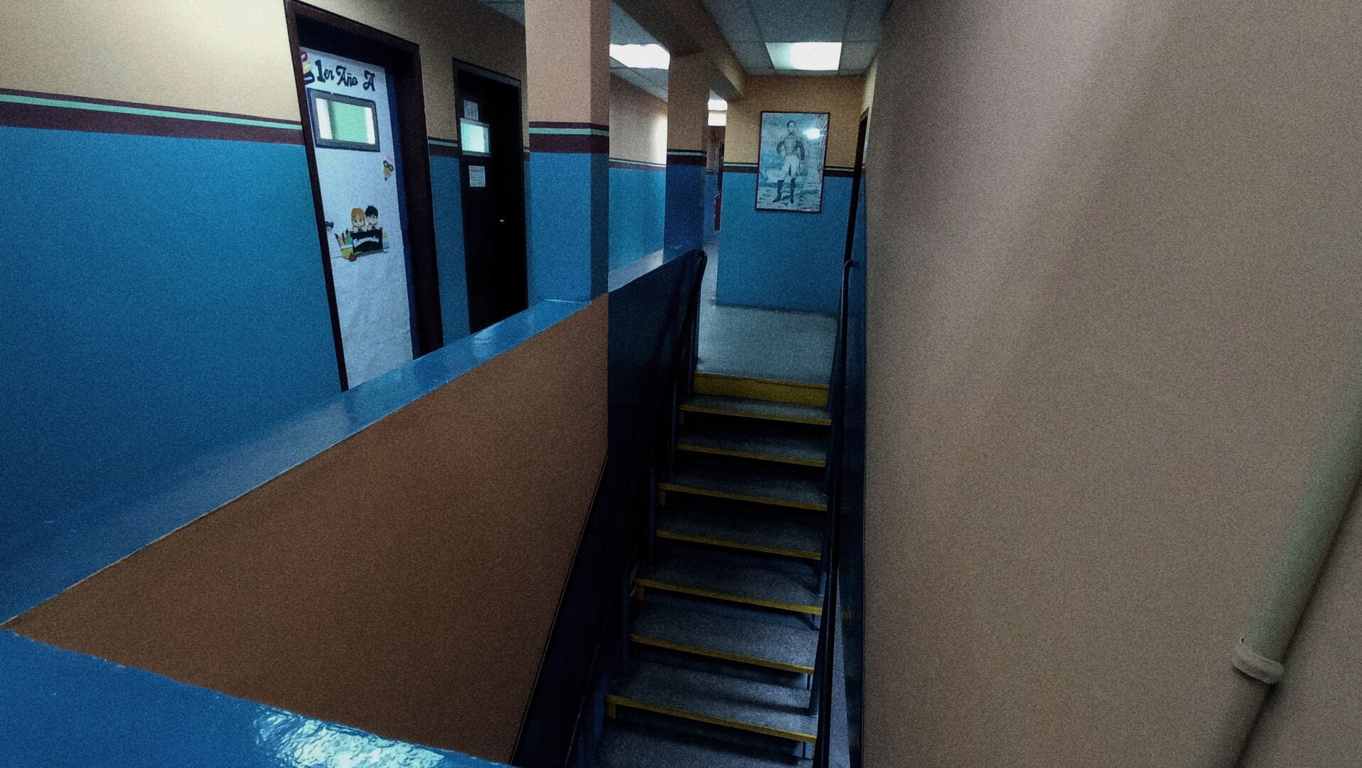 El principio de un pasillo y el hueco de una escalera.