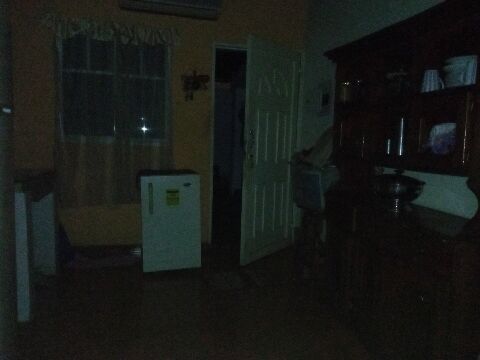 Una ominosa y oscura puerta al patio trasero.