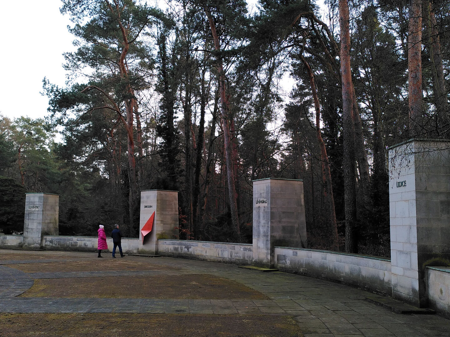 vier weitere der Stelen "Coventry", "Dresden", "Leningrad", "Lidice".
die Stele von Dresden hat ausserdem eine orangerote geometrische Figur vorn dran, welche eine Art Blickfang darstell und diese Stele besonders hervorhebt