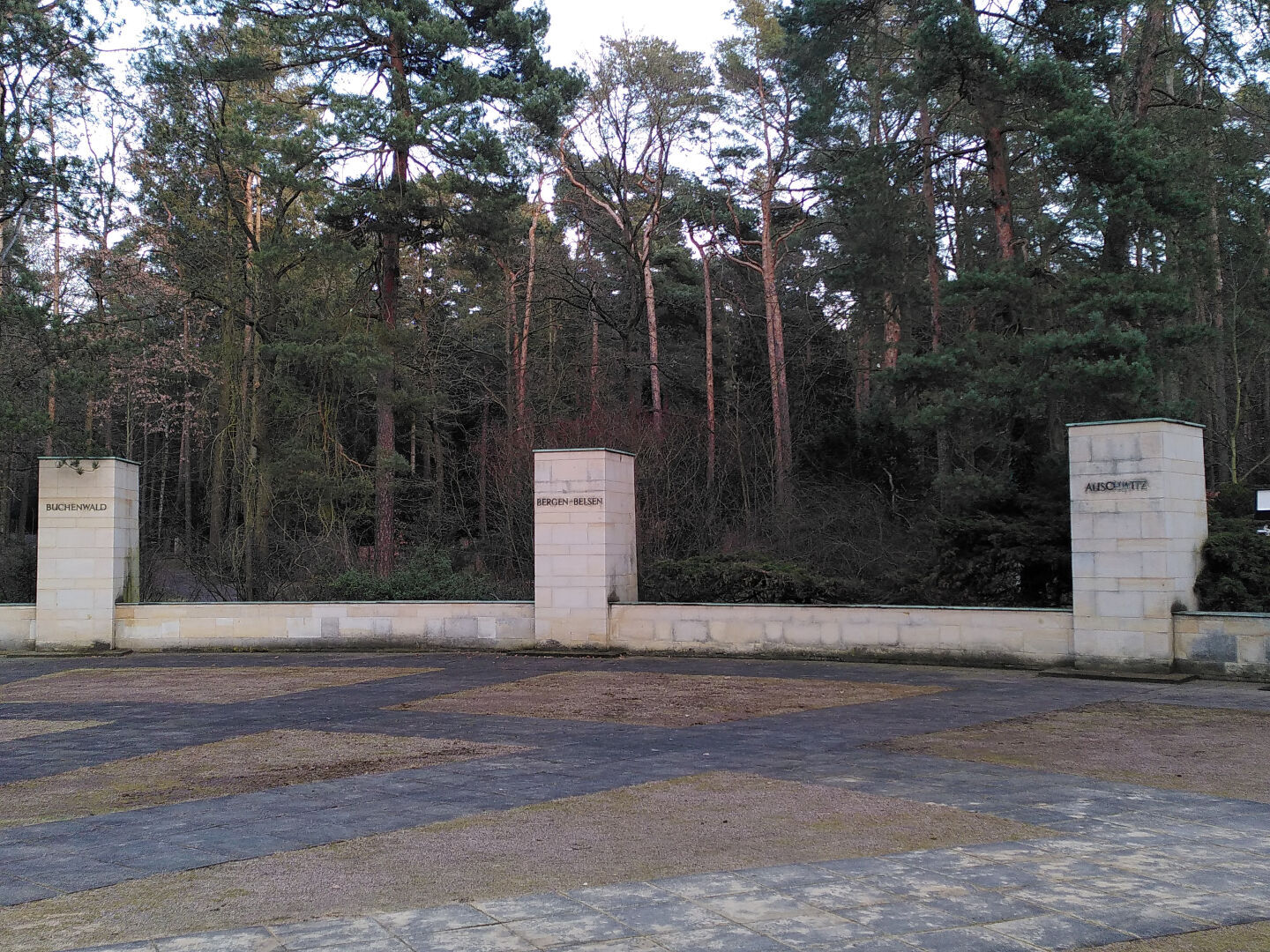 drei weitere der Stelen: "Buchenwald", "Bergen-Belsen", "Auschwitz"