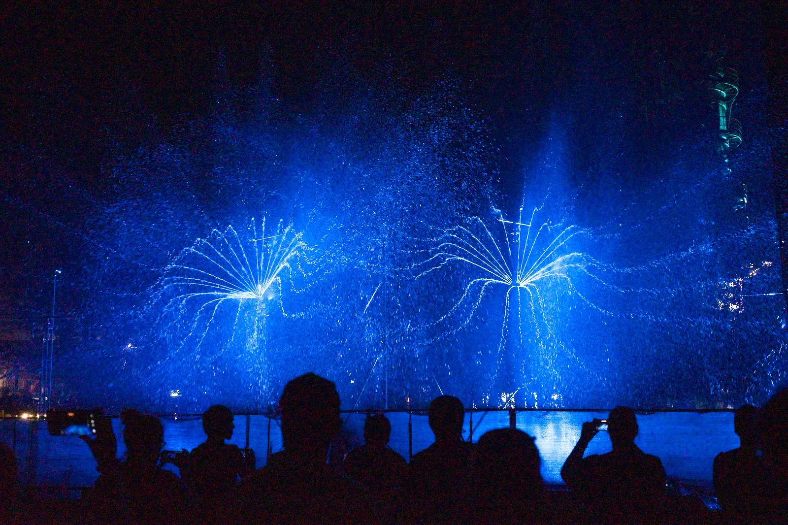Extraschicht 2026 in der Henrichshütte in Hattingen: Wassershow, das Wasser ist blau beleuchtet.
