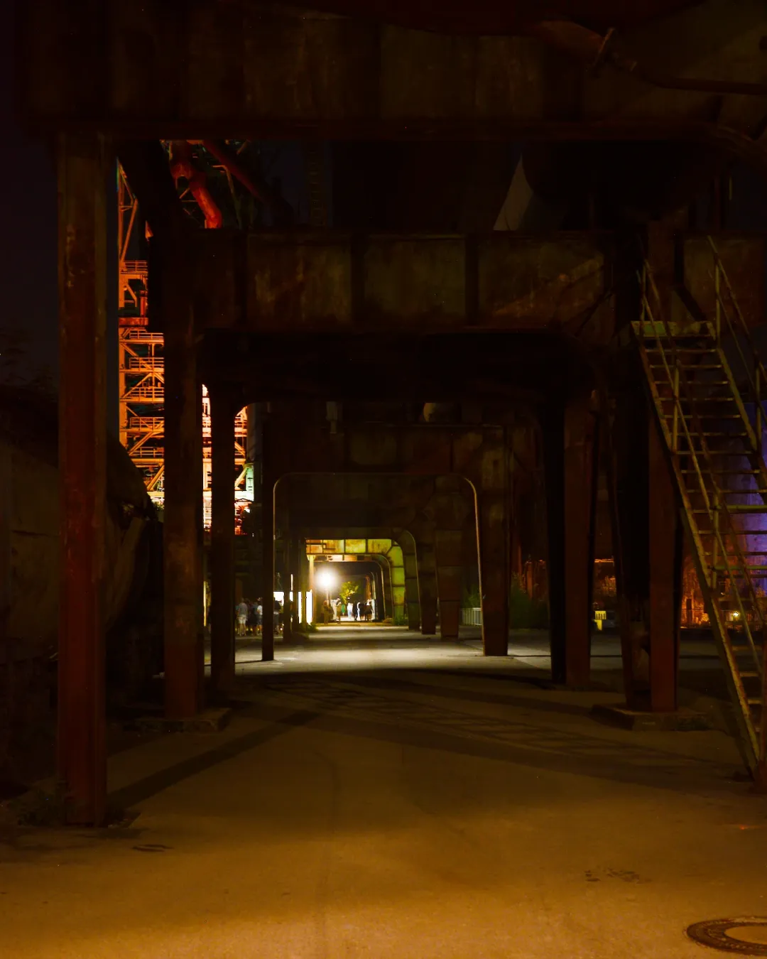 Extraschicht 2026 in der Henrichshütte in Hattingen: Blick durch Stahlträger, draußen ist es dunkel, am Ende leuchtet ein Licht.