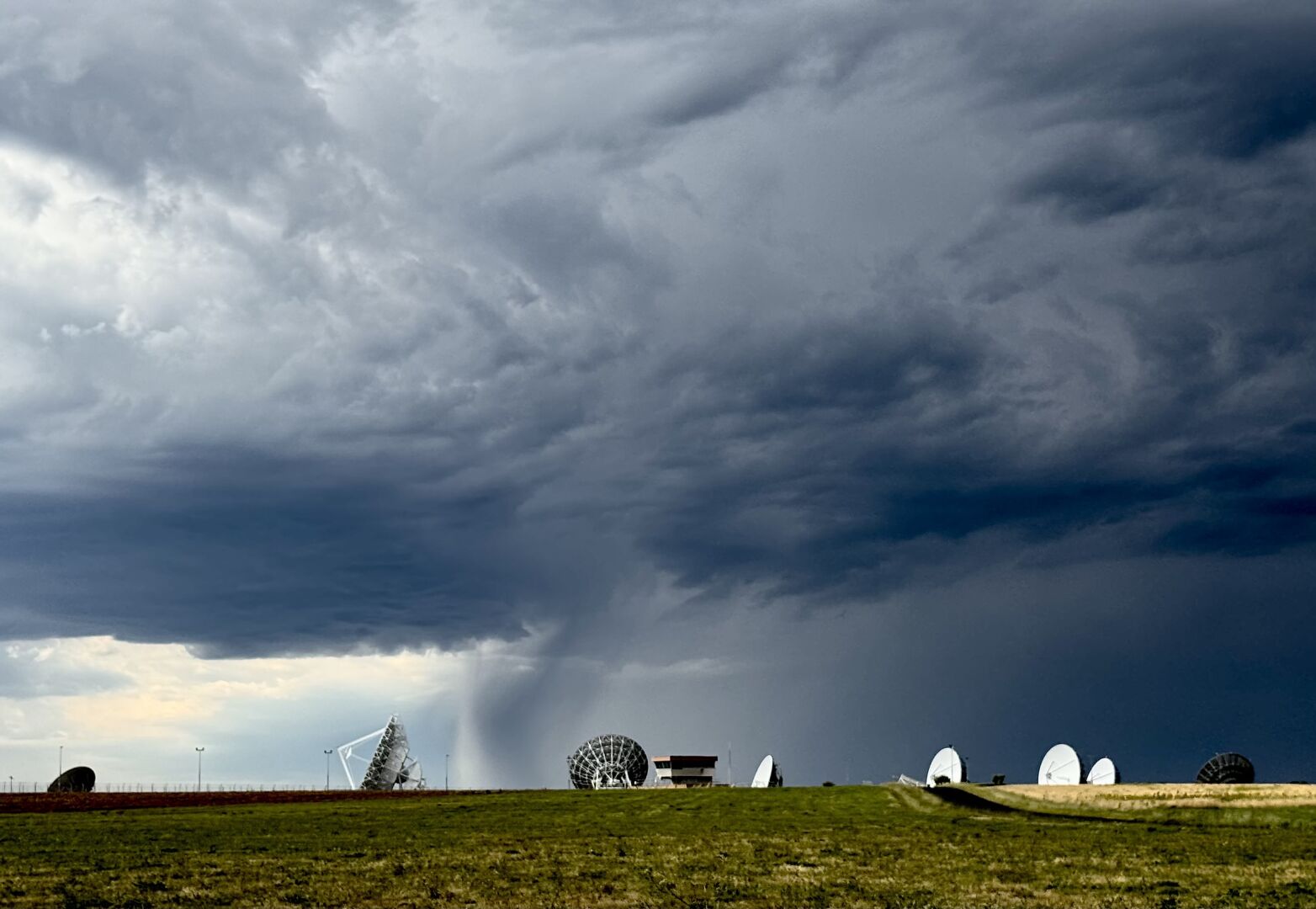 The great wiretapping attack

#darkskies #thunderstorm #photography #Photomonday #landscapephotography #antennas #privacy
