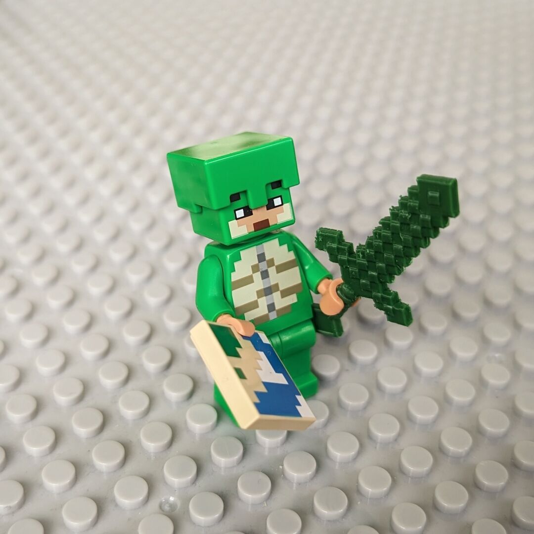 Ein Lego-Minecraft Schildkröten-Held hält ein selbstgedrucktes grünes Schwert