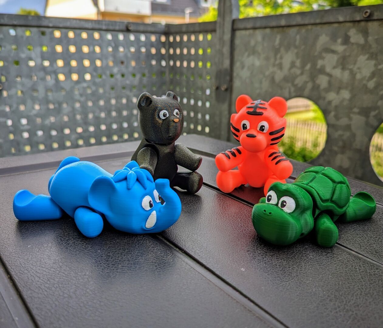 3D-gedruckte Tiere, die als Mobiltelefon-Halter genutzt werden können.
- Himmelblaues Mammut
- Schwarz-goldener Bär
- Leuchtoranger Tiger
- Blattgrüne Schildkröte