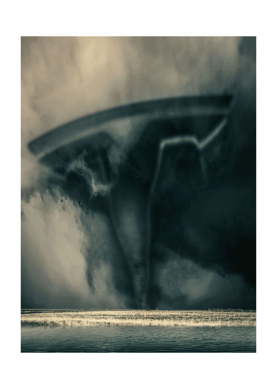 Eine Ebene – im Vordergrund ein See, im Hintergrund ein paar Häuser. Ein Tornado zieht übers Land – in Form des Tesla-Symbols