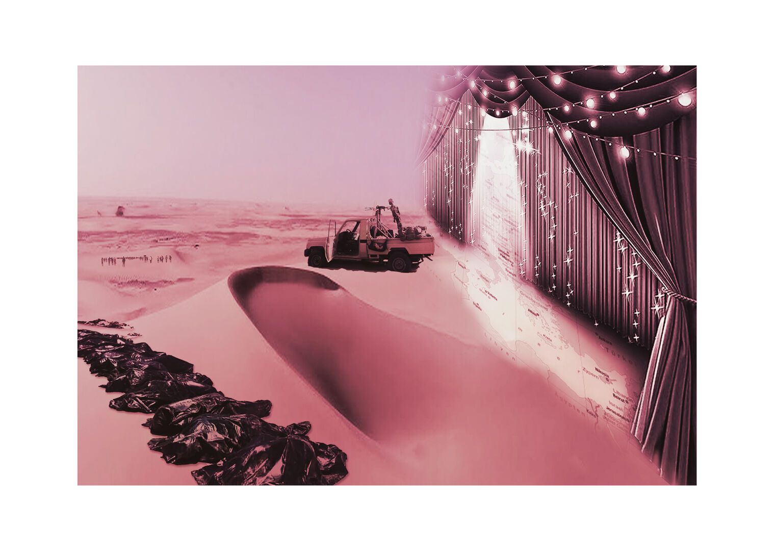 Eine Wüste - bis zum Horizont. Auf einer Düne steht ein Geländewagen. Auf der Ladefläche steht ein Soldat hinter einem fest montierten Maschinengewehr. Am linken Rand ist in der  Ferne eine Gruppe Flüchtlinge zu sehen; im Vordergrund Leichensäcke. Das rechte Drittel im Bild nimmt ein Theatervorhang ein. Lichterketten sind zum Schmuck angebracht. An der Stelle wo sich der Vorhang teilt und auf der davor liegenden Bühne ist eine Europakarte "reinkopiert".