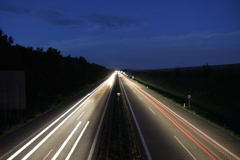 A light trail photographed from a bridge

Eine Lichtspur von einer Brücke fotografiert