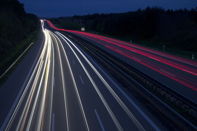 Lichtspuren über der Autobahn / Traces of light over the highway