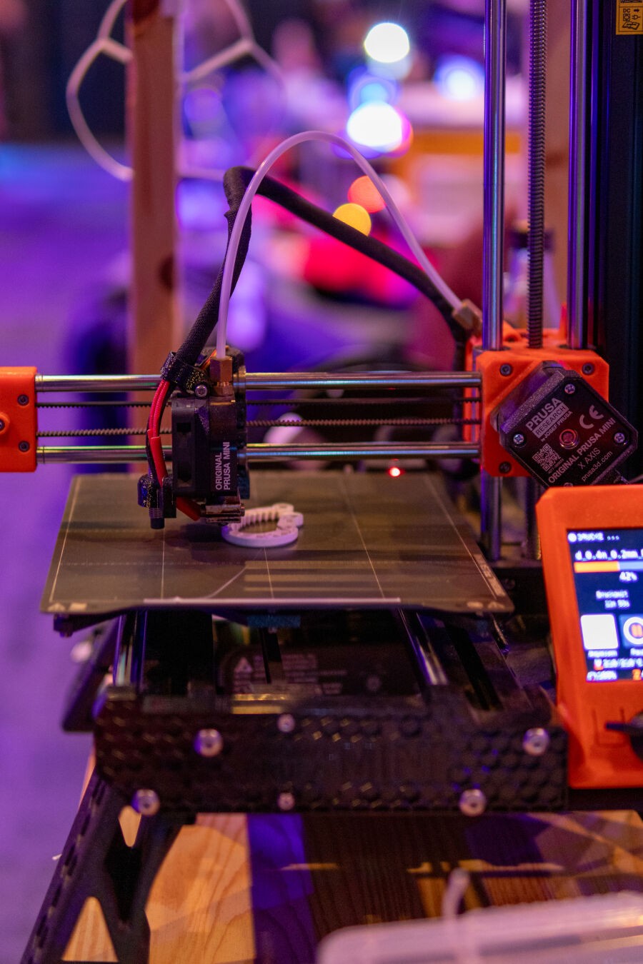 Ein 3D-Drucker auf dem grade etwas gedruckt wird.