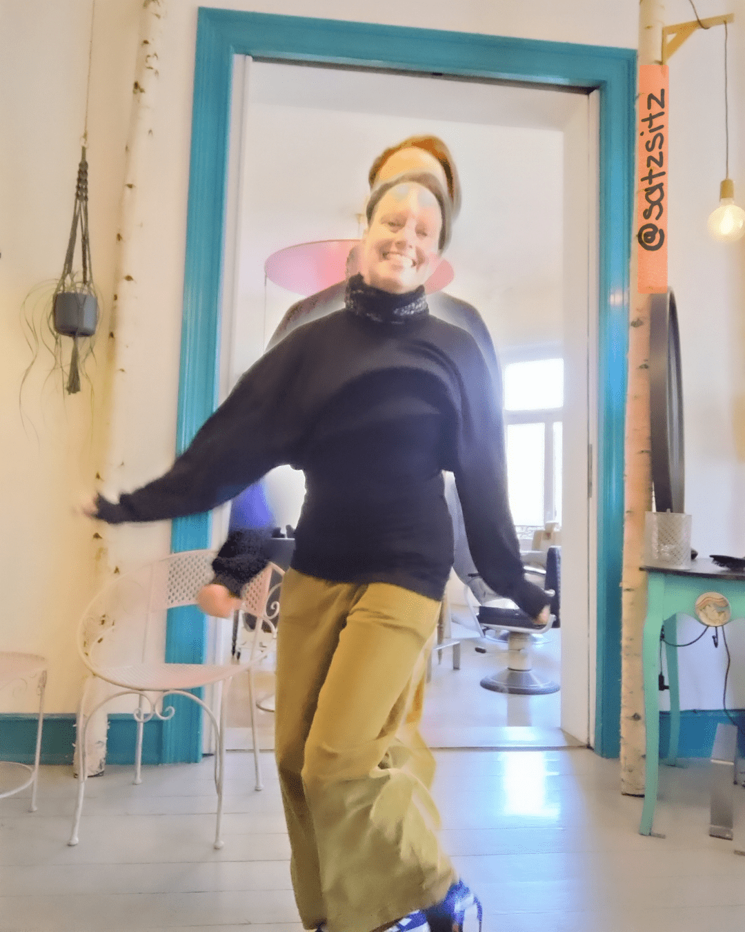 Alex landet nach einem Sprung und lacht. Auf dem Bild sind noch weitere Bewegungen von ihr Bruchteilsekunden davor eingefangen.