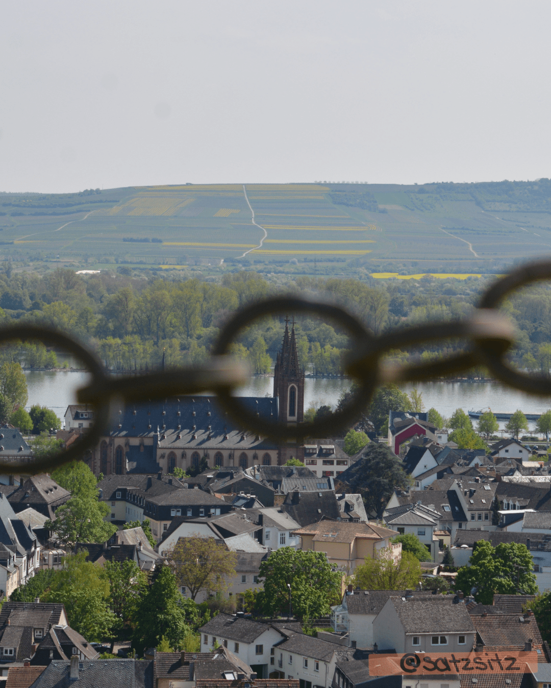 Die Aussicht auf den Geisenheimer "Dom" fotografiert durch den Ring einer schweren Absperrkette.