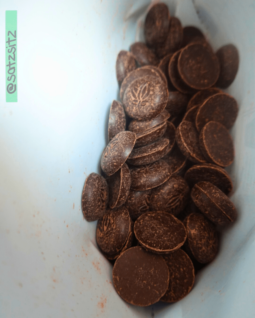 Kakao in Form kleiner Schokotaler