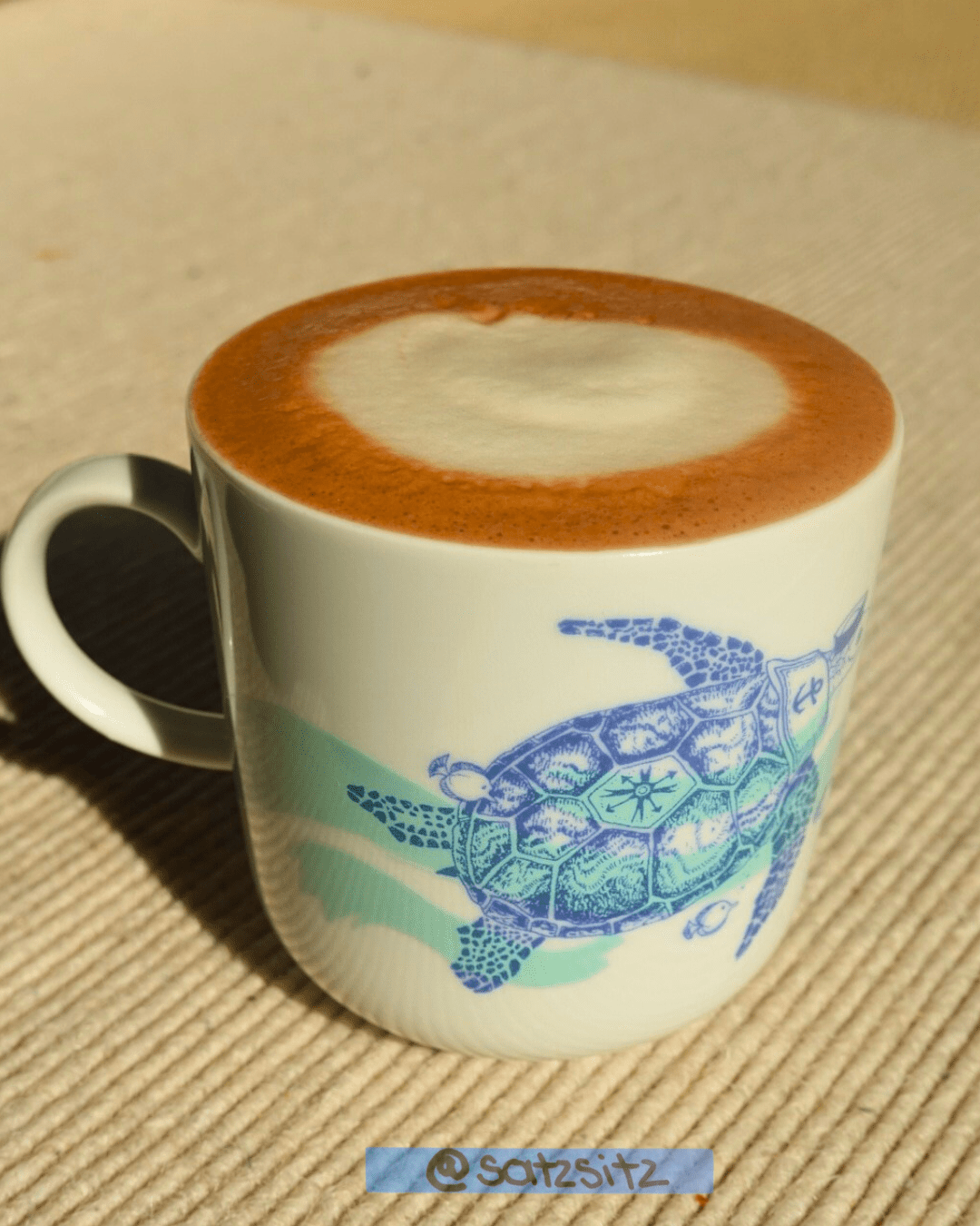 Kakao in einer schönen Tasse mit Hafermilchschaum