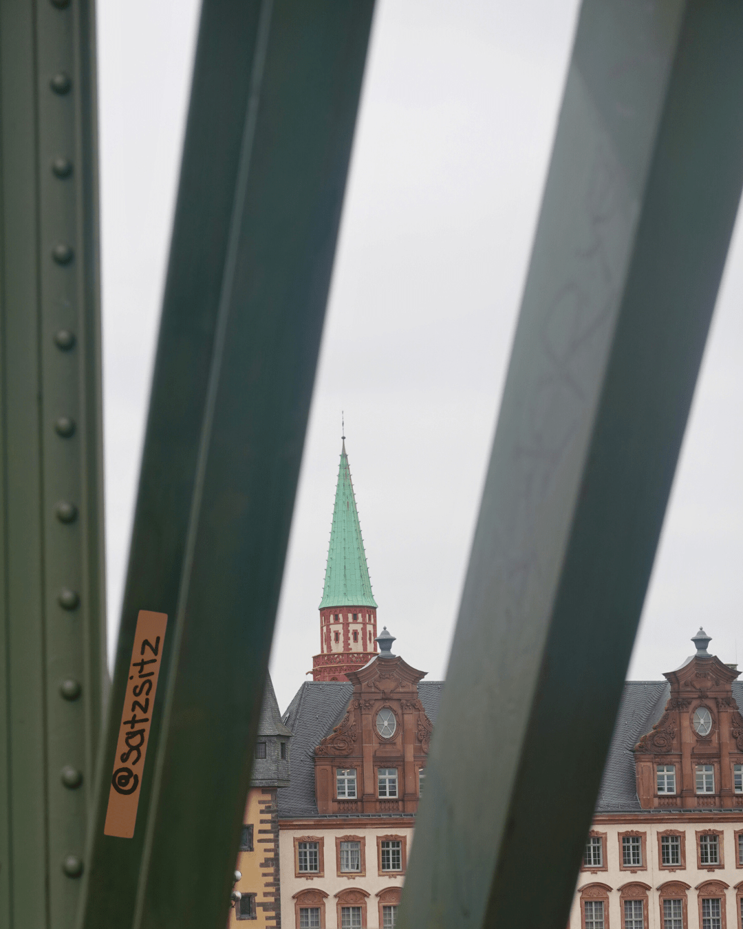 Kirche in Frankfurt durch Brückstreben fortogarfiert.