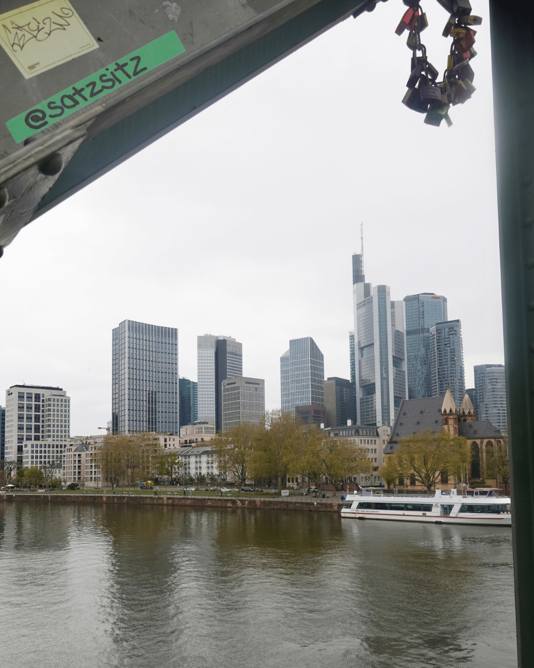 Skyline von Frankfurt von einer Brücke aus fortografiert.
