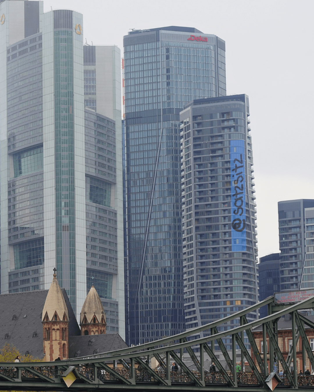 Der Eiserne Steg (Brücke) vor der Skyline vonn Frankfurt