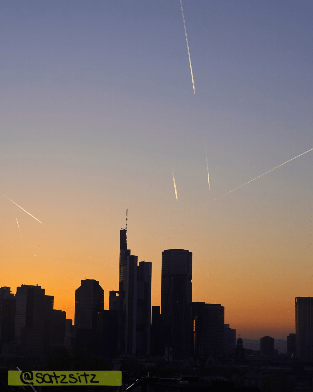 Sykline von Frankfurt im Sonnenuntergang.