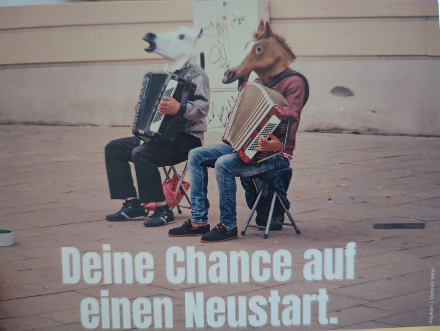 Maskierte Stadtmusikanten: Schriftzug: "Deine Chance auf einen Neuanfang"
