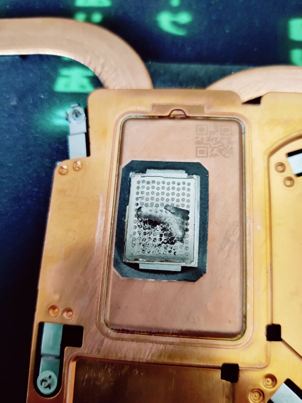 Picture of the metal boundary layer, heatsink side. The surface is uneven and sometimes black