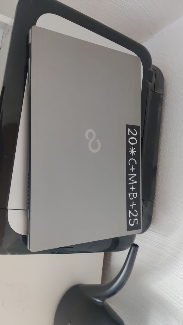 Foto meines zugeklappten Arbeitslaptops. Oben rechts ist das Zeichen der Sternsinger als Aufkleber angebracht