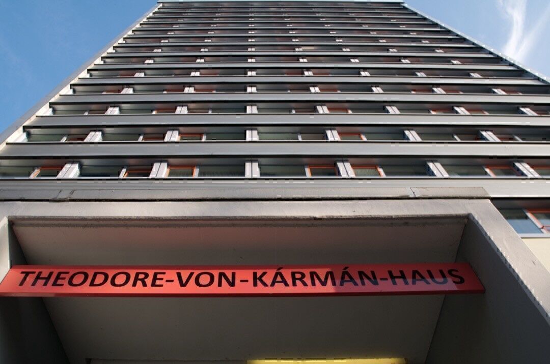 Das Theodore von Karman Haus (Studentenwohnheim) in Aachen. Perspektive: Von unten nach oben fotografiert.