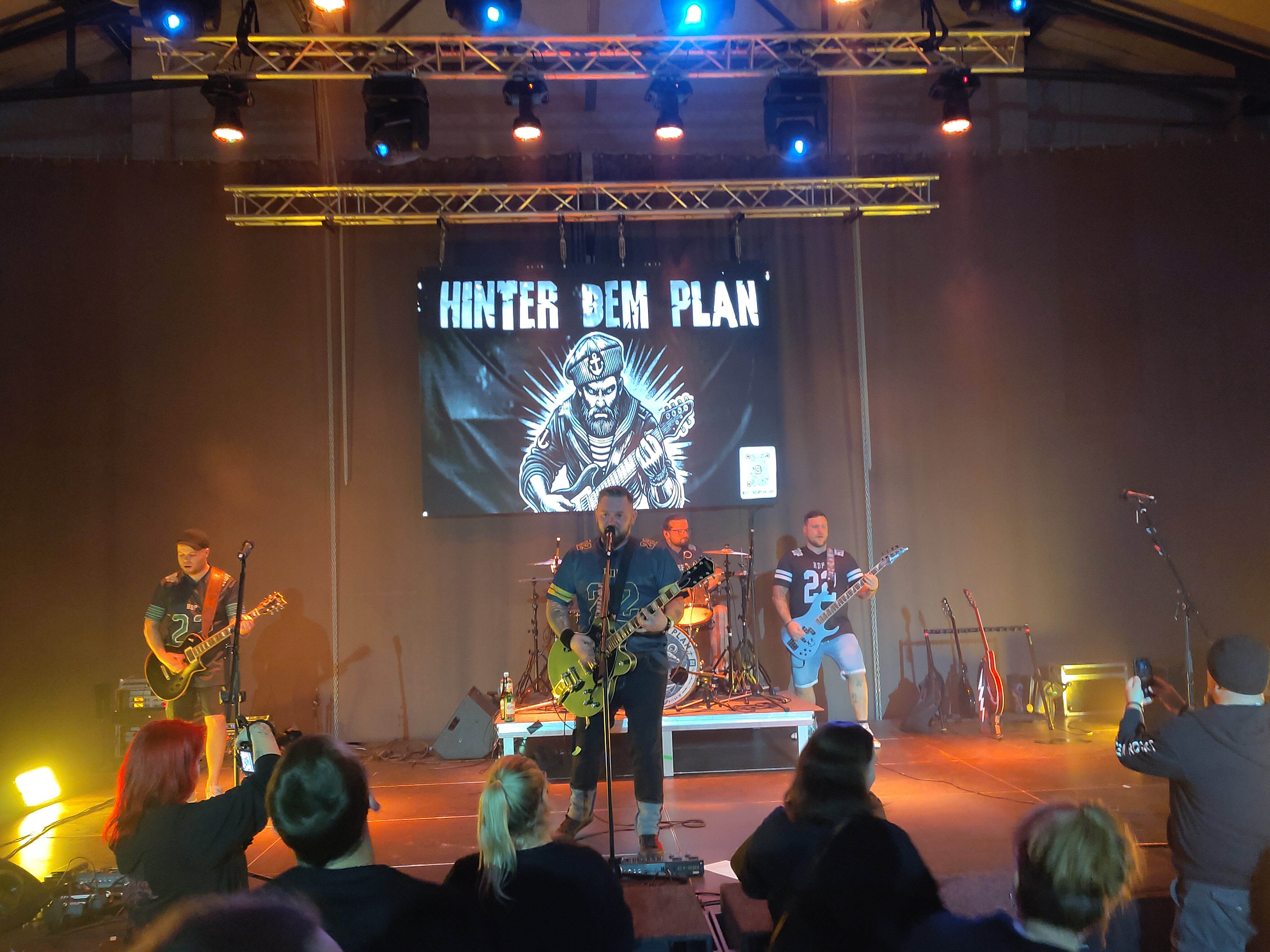 1. Wismarer Rocknacht hieß die Veranstaltung. Highlight waren Rotz&Wasser, die auch in gewohnter Manier abgeliefert haben. Davor haben noch Verbal Fight und Hinter Dem Plan gespielt, die mensch auch gut angucken und vor allem anhören konnte.
#rock #punk #punkrock #live #liveonstage #music #musik #muziek