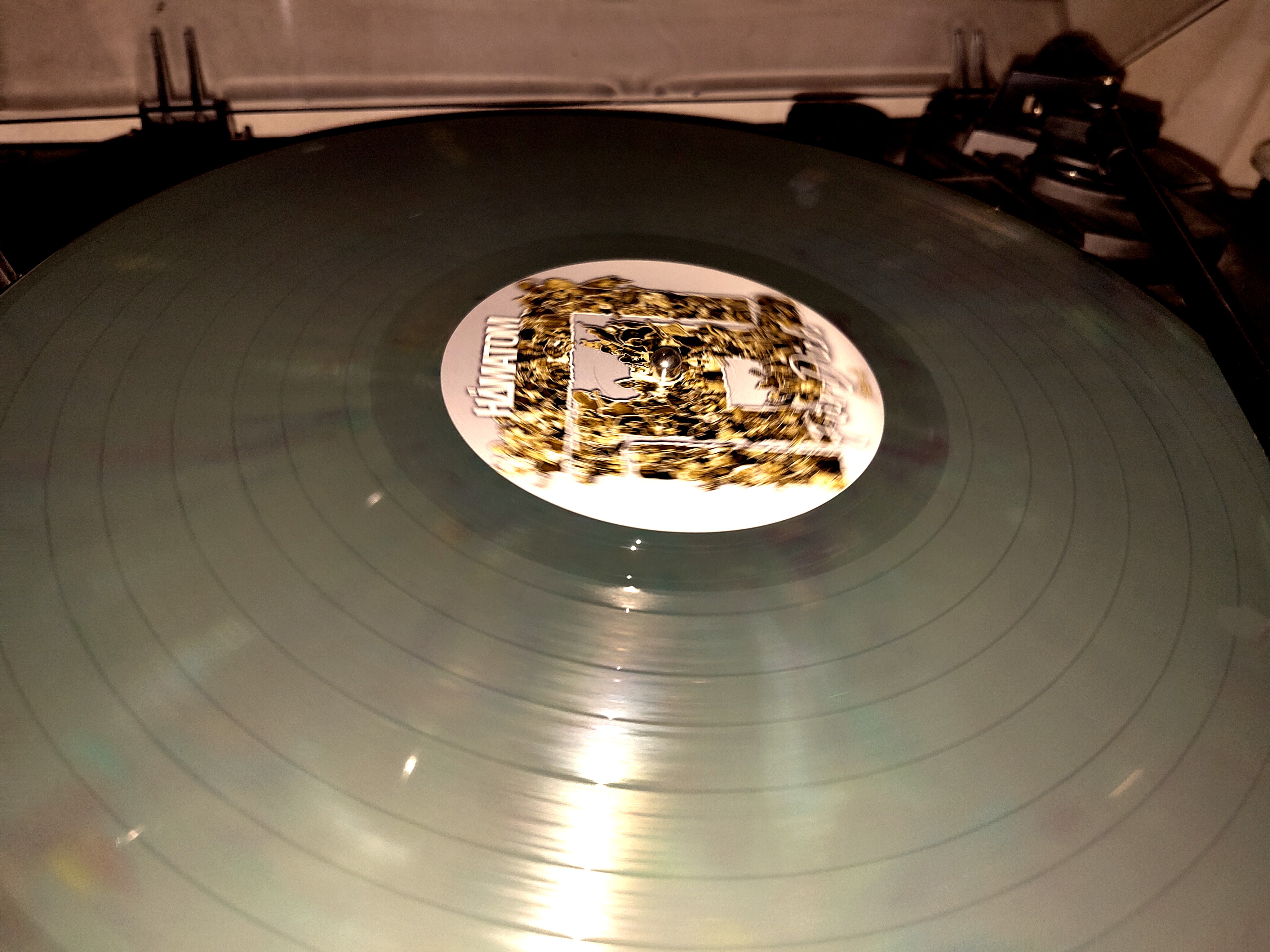 Jiří brauchte ein neues Shirt von #Hämatom. Das alte war nämlich schon ganz ausgewaschen, löchrig und verfärbt. Im Shop sind wir dann über den Begriff "Pop-Up-Vinyl" gestolpert. Was soll'n das sein? Ganz schön teuer, aber "Für Dich" ist ja nun auch kein schlechtes Album. Also haben wir das zusammen mit dem Nicki in den virtuellen Einkaufskorb gelegt und alle OK-Knöpfe gedrückt. Angekommen ist dann tatsächlich ein Schallplatte zum anhören, die in eine Art Kino eingepackt ist. Das ist schon ziemlich cool, was die sich da ausgedacht haben. Das Nicki ist auch mit im Päckchen gewesen - strahlendes rosa mit Einhörnern und Regenbogen. Das nächste Metal-Konzert kann kommen. Ihr findet uns ganz vorne, wo der Typ mit dem rosa Shirt rumhüpft^^
#musik #music #muziek #vinyl #rock #metal