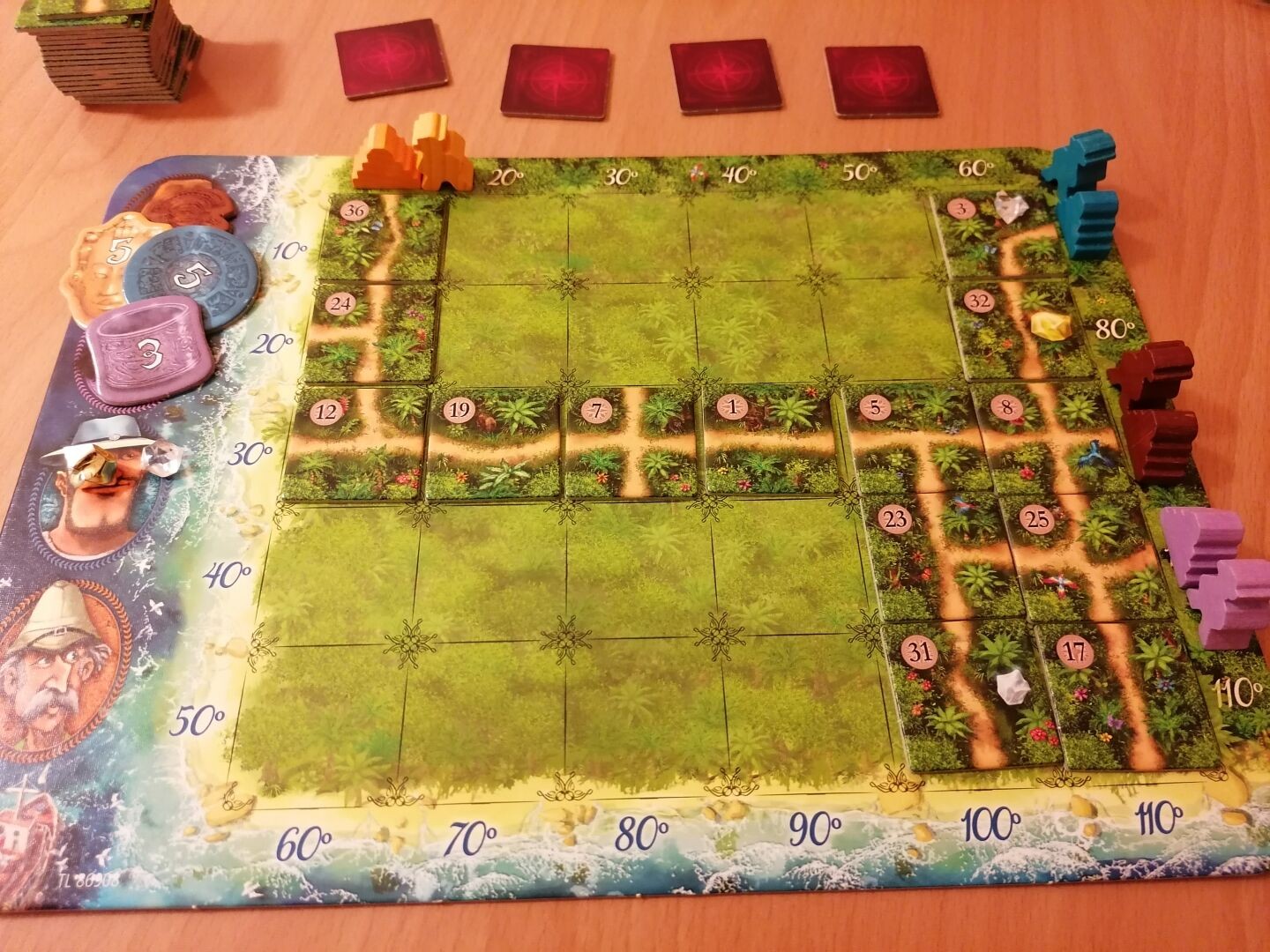 Spielertableau des Spieles Karuba. Alle Forscher sind den ihren farblich passenden Tempeln angekommen.