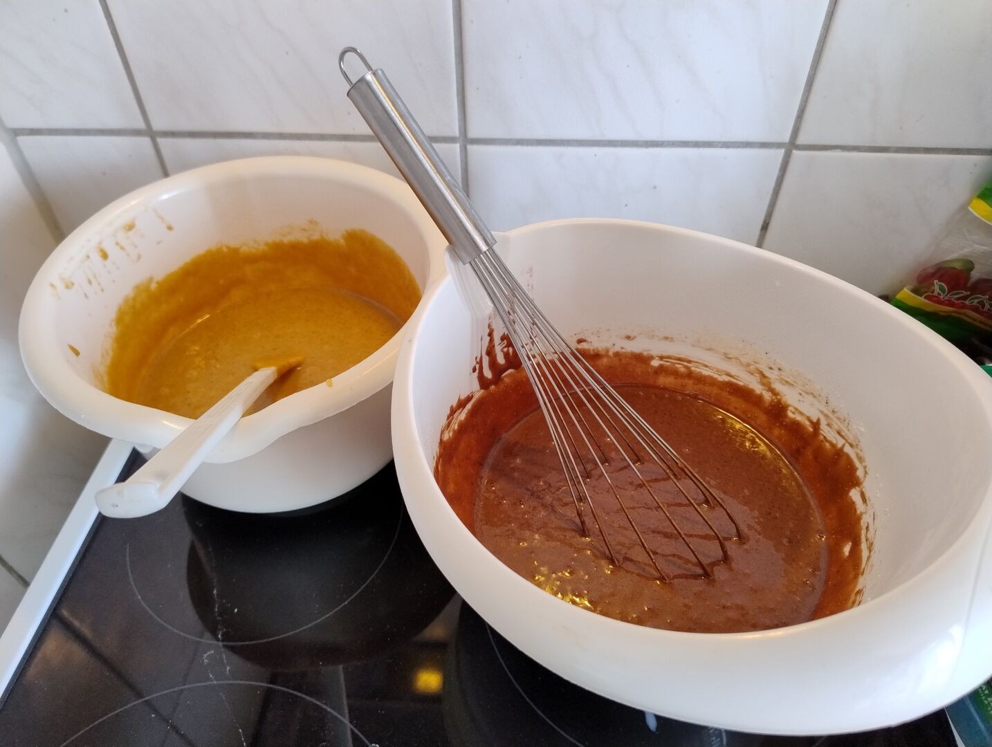 Zwei Schüsseln mit Rührteig. Links hell, rechts schokoladig