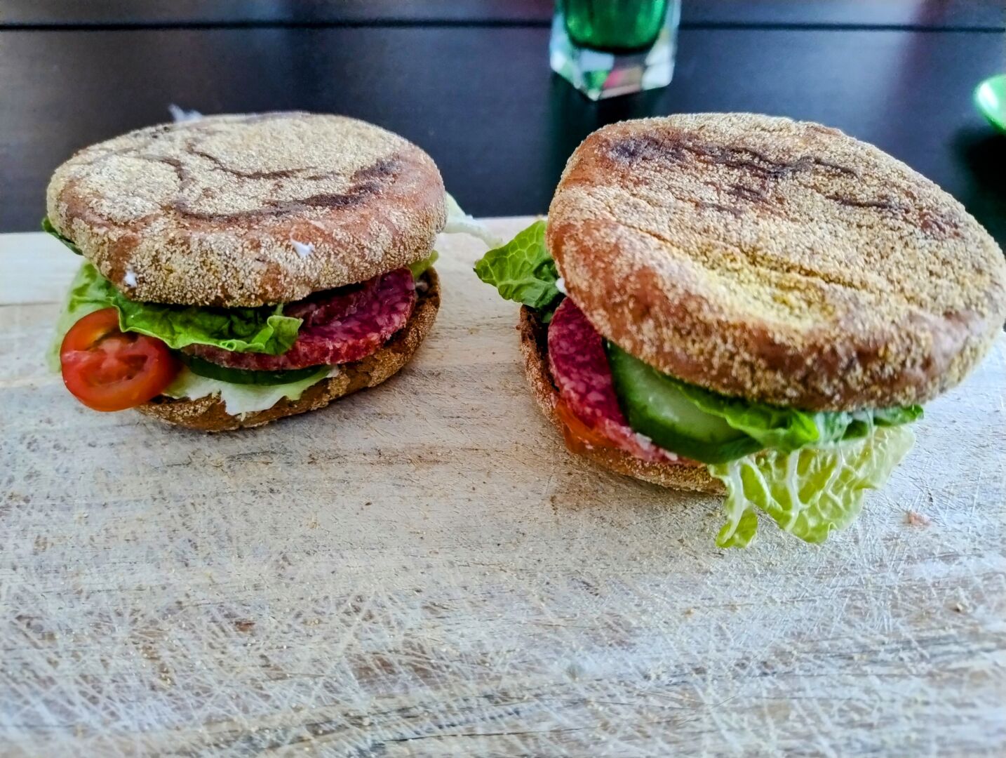 Zwei Toastis mit Salami, Salat und Tomate